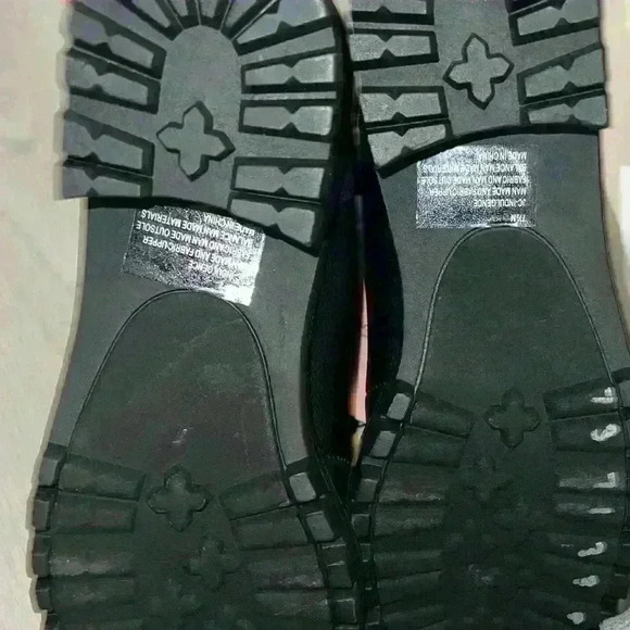 NWT juicy couture black pebbled faux leather lug boots. 7.5 - Picture 9 of 9